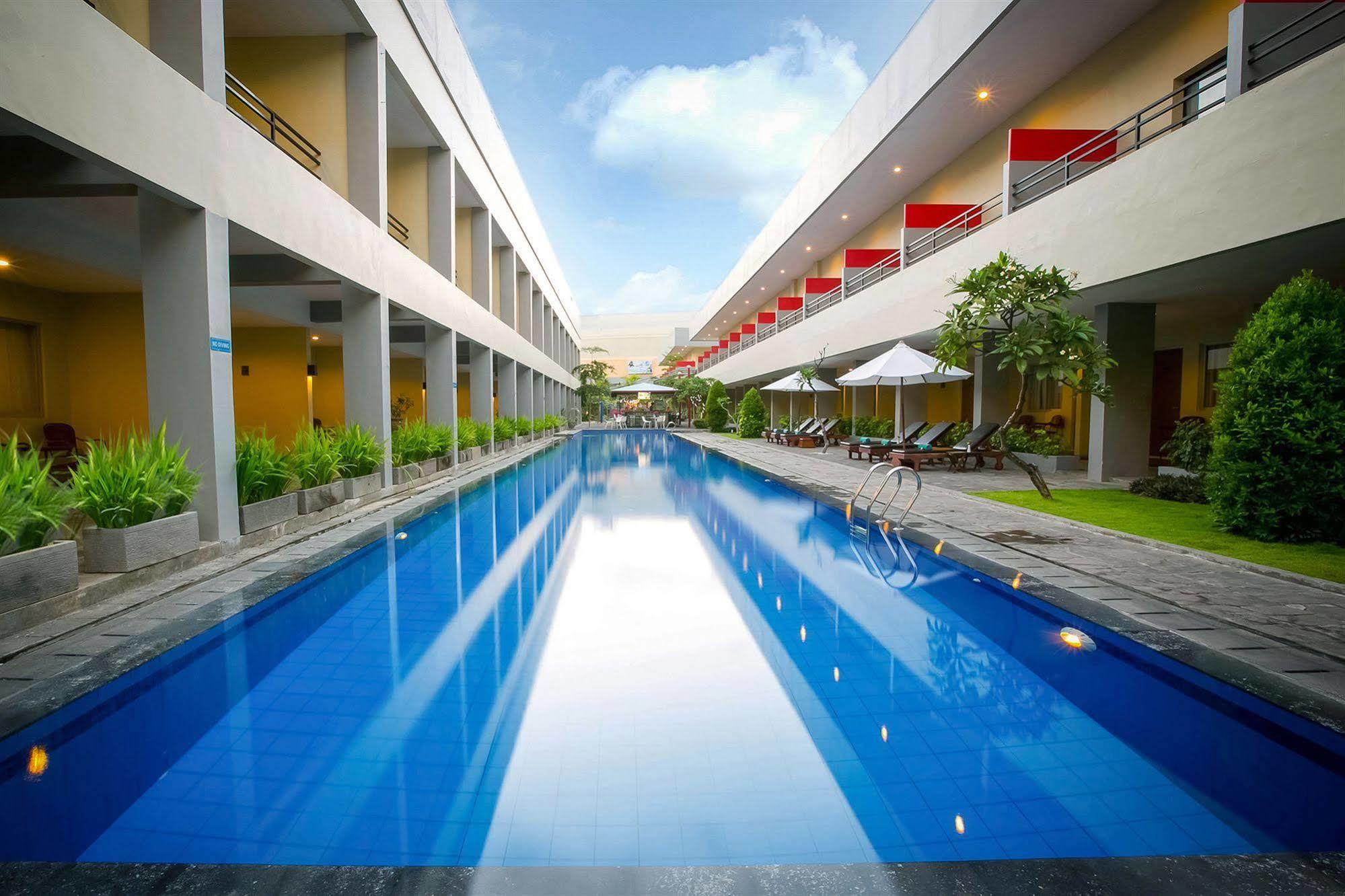 Kuta Station Hotel And Spa Бали Экстерьер фото